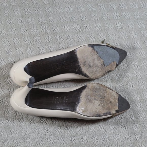 Stuart Weitzman Size 7.5 Beige and Tan 2.5" Heels - Picture 6 of 8